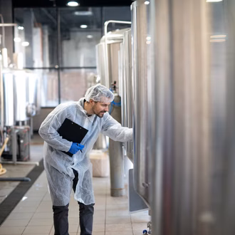 Reinigunskraft überprüft die Hygiene in einer Fabrik