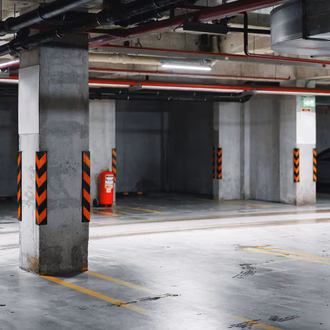 Einstellhalle mit kalter Belichtung und einem Auto im Hintergrund