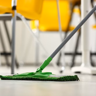 Nahaufnahme einer Aula die gereinigt wird