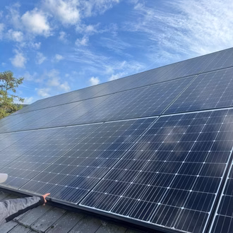 Strahlende Solarzellen gereinigt