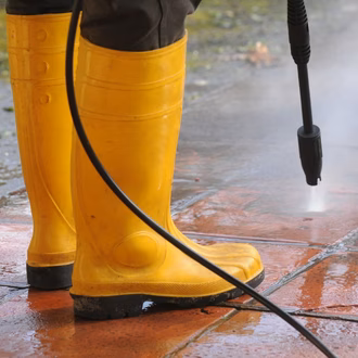 Ein Bau wird in Gummistiefel gereinigt