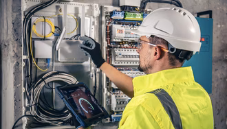 Fachmann Elektronik beim prÃ¼fen des Sicherungskasten