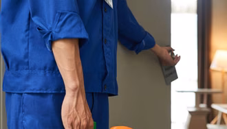 Reinigungsfachkraft beim betreten eines Zimmers