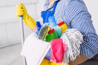 Mann mit Putzutensilien