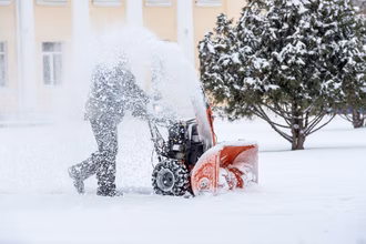 SchneerÃ¤umen mit SchneefrÃ¤se, Mitarbeiter von Purexa der Schnee und Schneehaufen entfernt. Winterdienst von Purexa